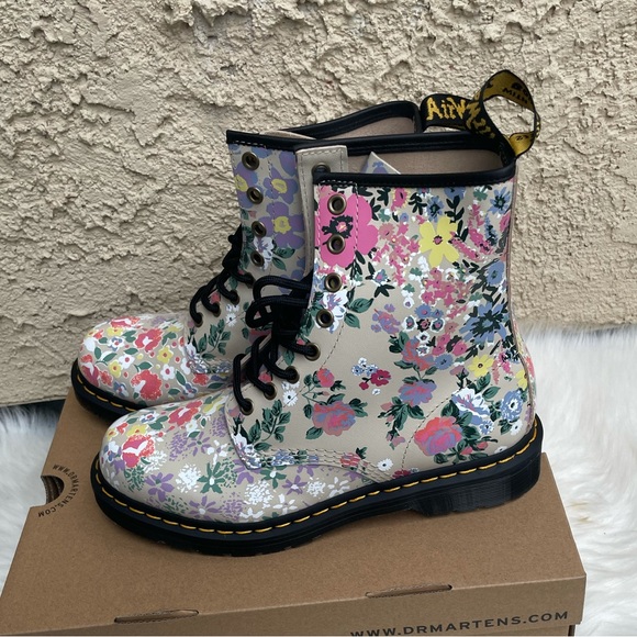 Dr. Martens Shoes - ⚜️ Dr. Martens floral combat boots SZ 9